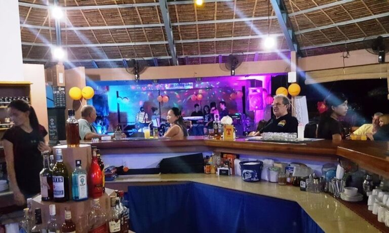 How to experience the nightlife and entertainment in Dumaguete?