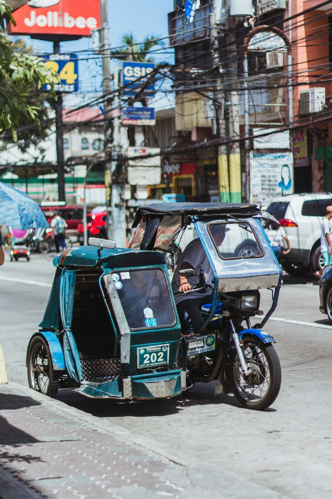 Why Locals Travel Early and Tourists Travel Late